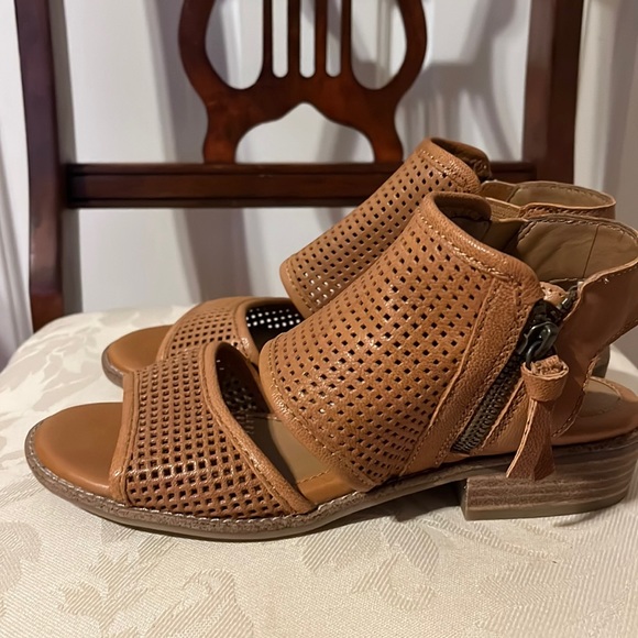 Sofft Shoes - Sofft Women’s brown leather sandals size 6